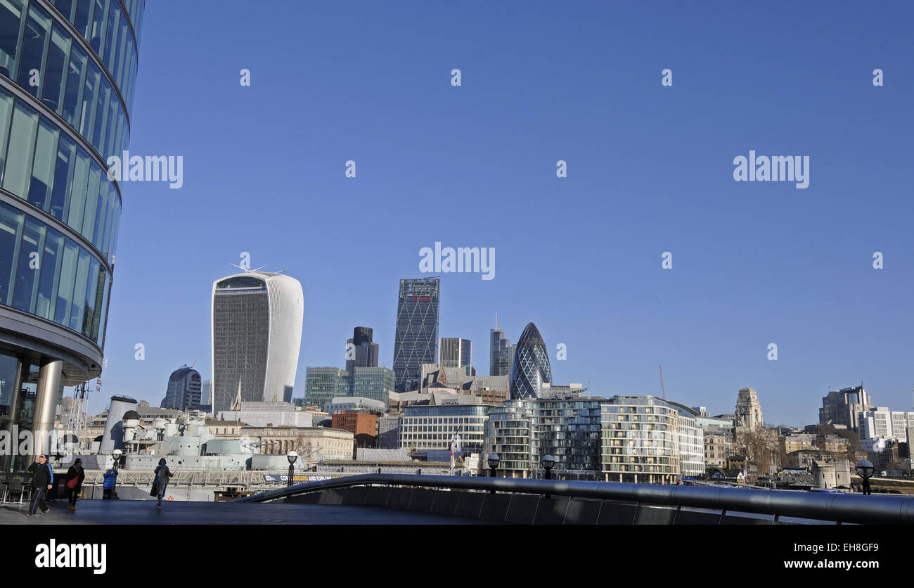 La vista sul fiume Tamigi per il moderno skyline della città di Londra con i walkie-talkie, il cetriolino e Cheesegrater Foto Stock