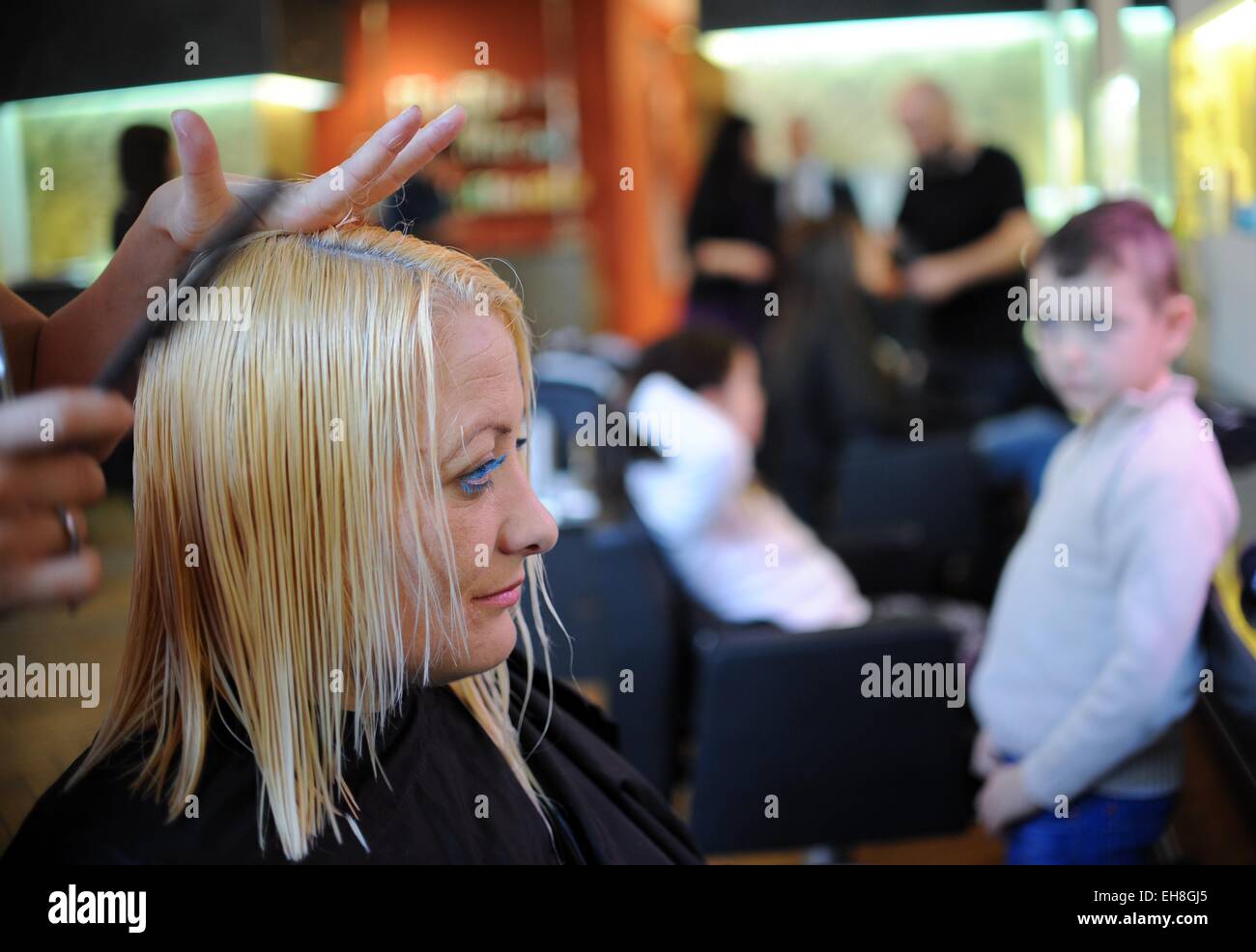 Vera da Albania riceve un nuovo taglio di capelli alla vanità parrucchieri'  studio a Berlino, Germania, 8 marzo 2015. Parrucchieri a Berlino hanno  lanciato un one-day-initiaitve per tagliare i capelli dei rifugiati