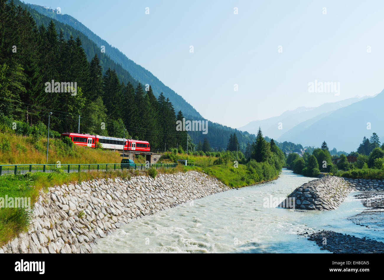 L'Europa, Francia, Haute Savoie, Rodano Alpi, la valle di Chamonix Mont Blanc Express train Foto Stock