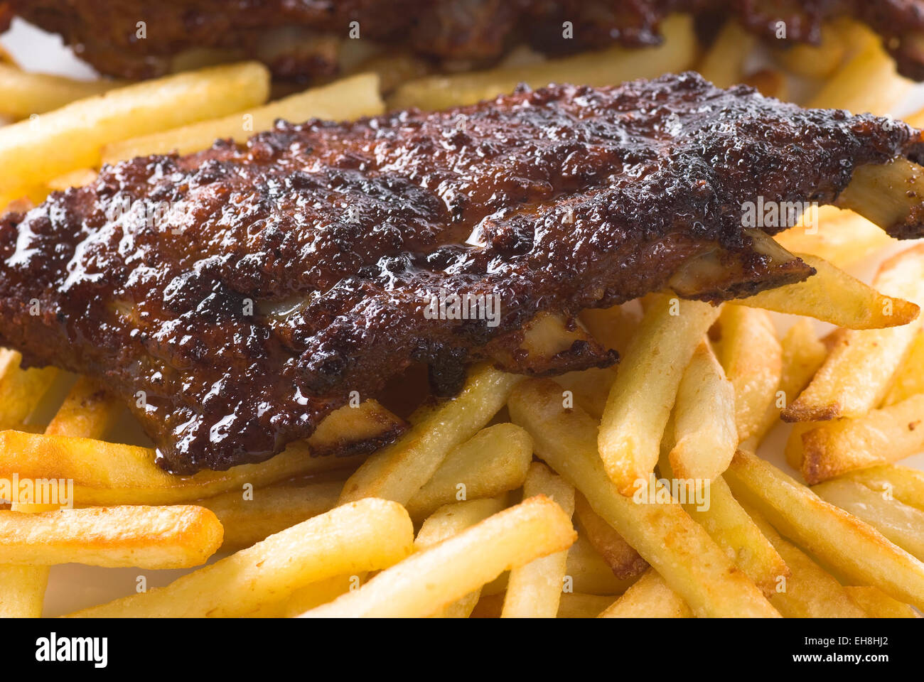 Barbecue nervature su patate fritte close up. Foto Stock