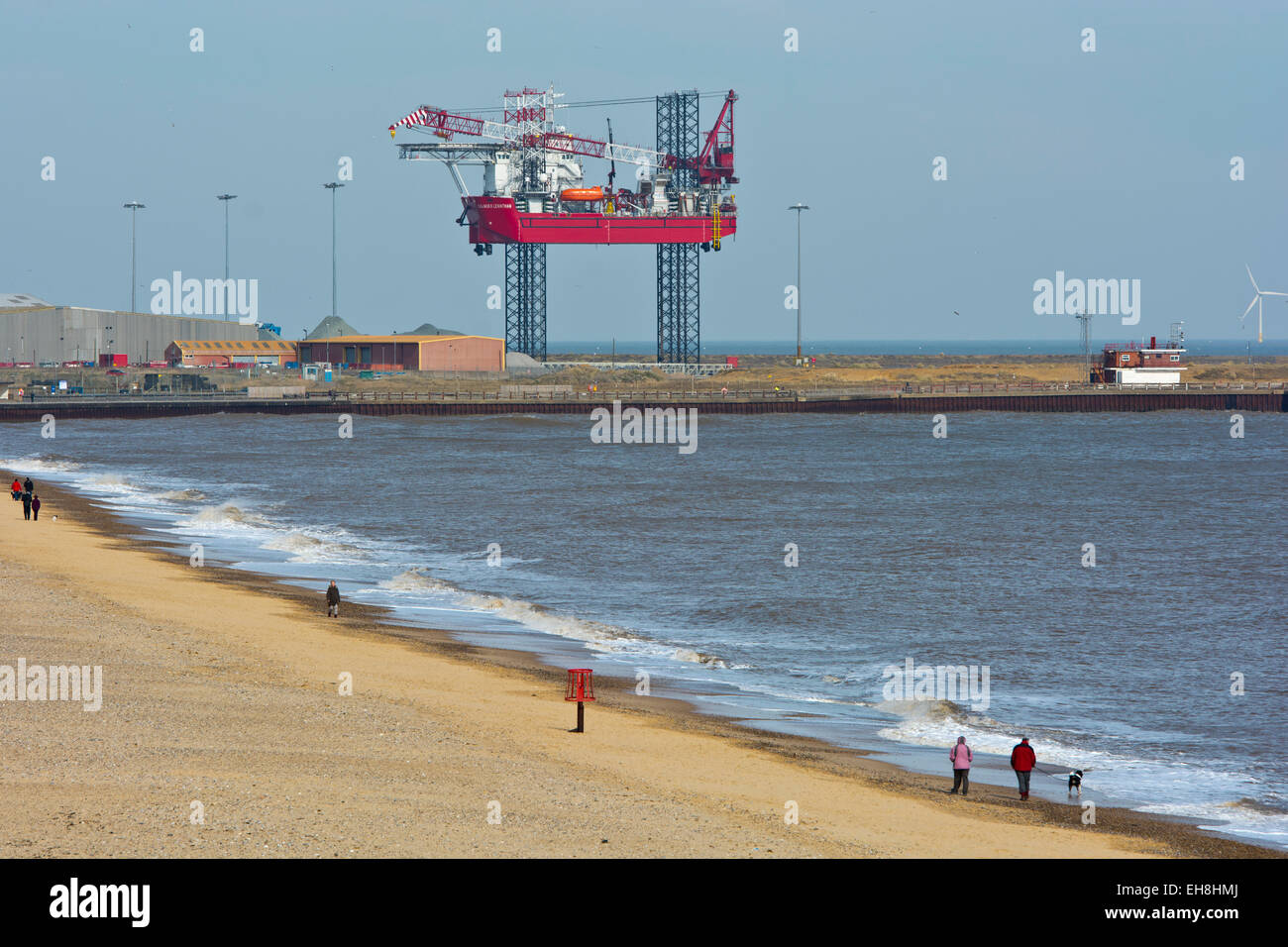 Sollevare con un martinetto la chiatta Seajacks Leviathan porto utilizzato in impianti eolici offshore industries Foto Stock