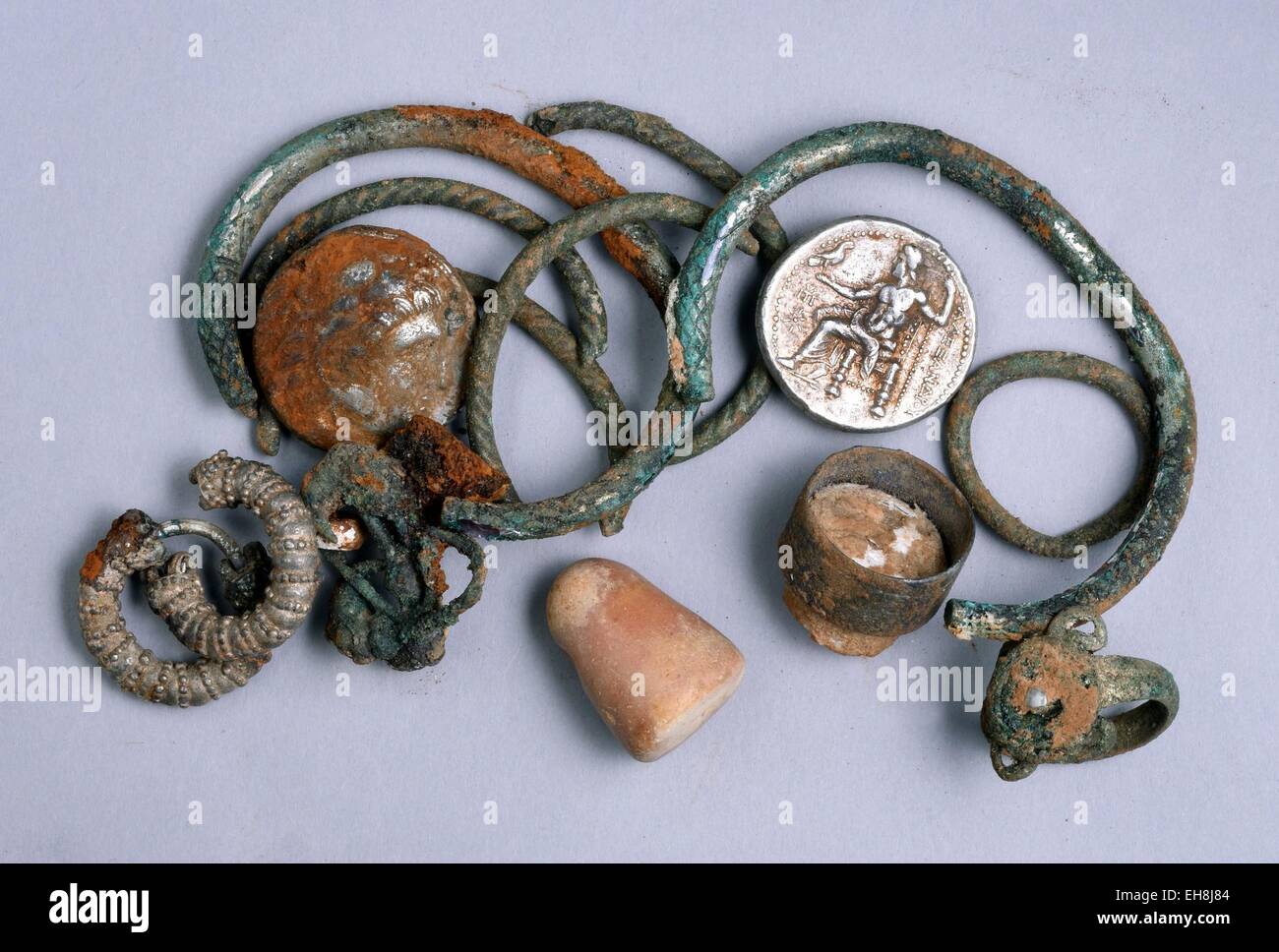 (150309) -- Gerusalemme, 9 marzo 2015 (Xinhua) -- non datato fotografia rilasciato dalla Autorità di Antichità Israele mostra la cache di argento oggetti trovati nel nord di Israele: due monete di Alessandro di Macedon, tre anelli, quattro braccialetti, due decorate orecchini, altri tre orecchini (probabilmente fatte di argento) e una piccola pietra peso. Le monete rare e di gioielleria dal tempo di Alessandro il Grande è stato trovato per caso in una caverna nel nord di Israele, funzionari con le Autorità di Antichità Israele ha detto il 9 marzo 2015. Il 2300-anno-vecchio cache include monete d'argento di Alessandro Magno che conquere Foto Stock
