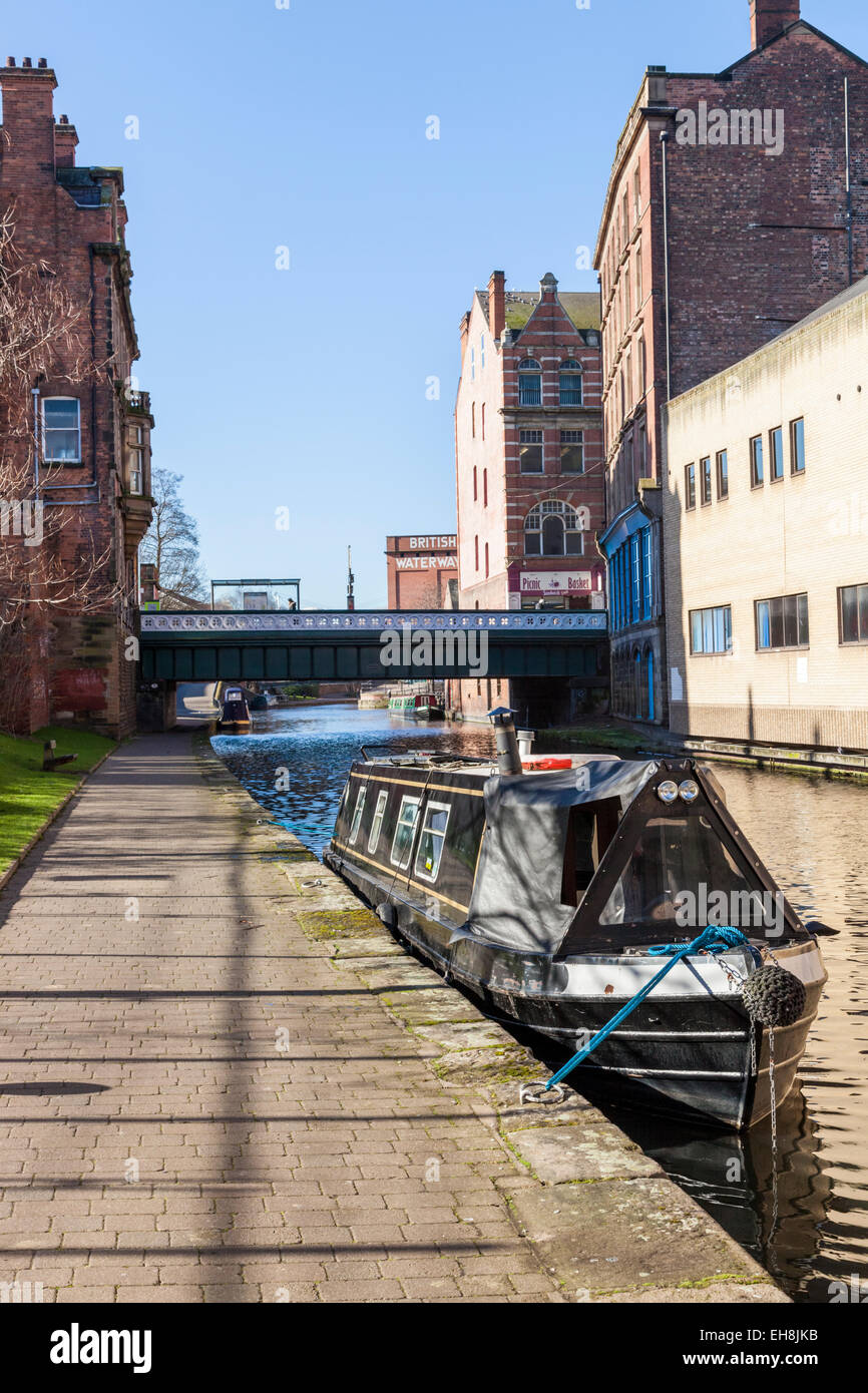 Narrowboat ormeggiata su una città canal, Nottingham e Beeston Canal, Nottingham, Inghilterra, Regno Unito Foto Stock