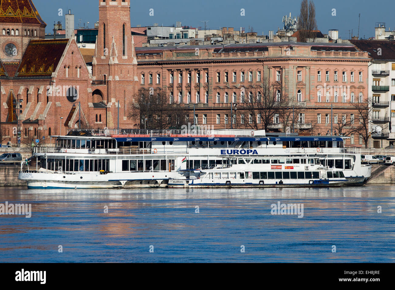Danube River Cruise boat, Budapest, Ungheria con chiesa calvinista in background Foto Stock