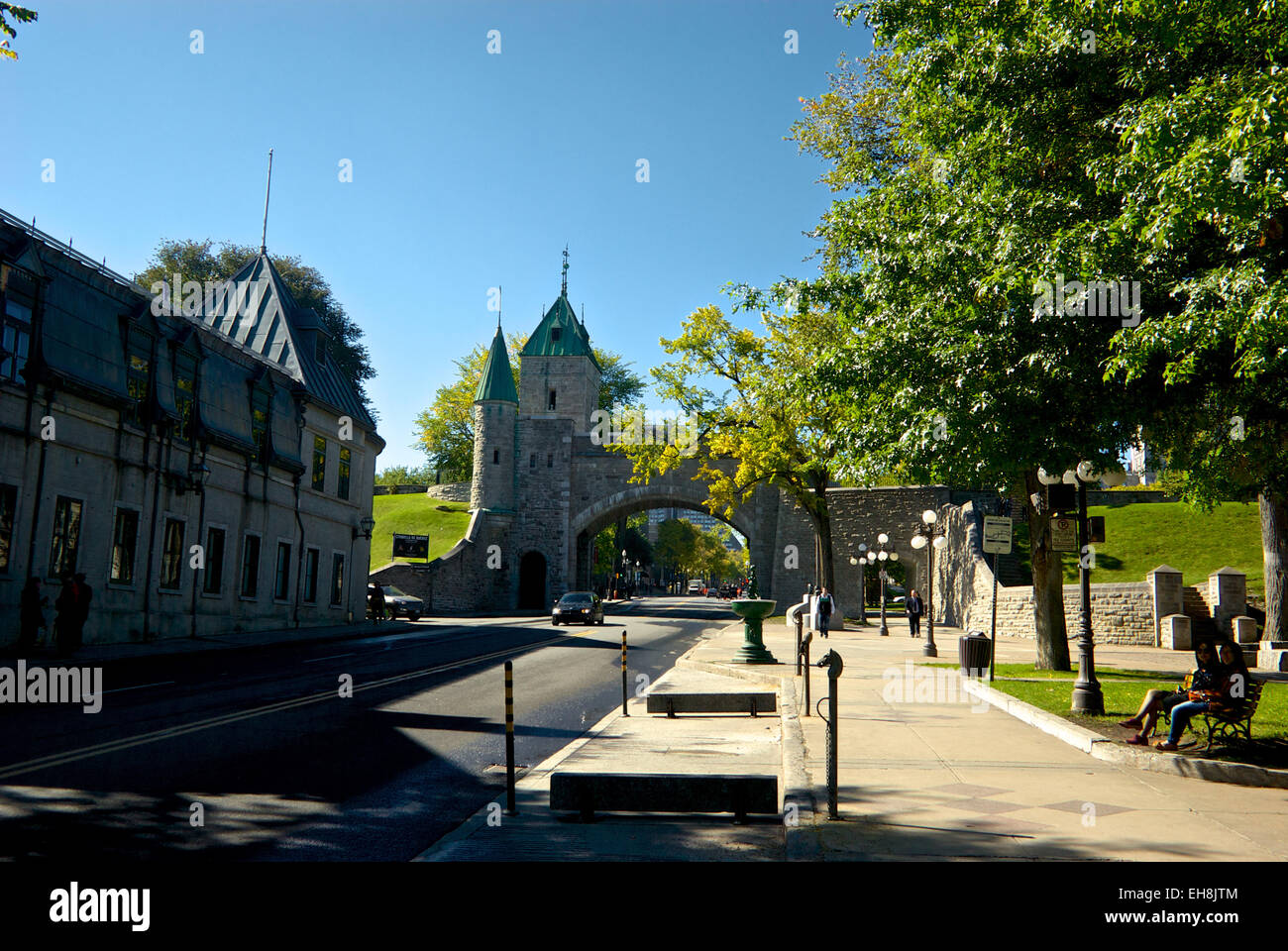 Arco in pietra rue Saint-Louis gateway con torri di guardia attraverso la parete intorno al Vecchio Quebec City Foto Stock