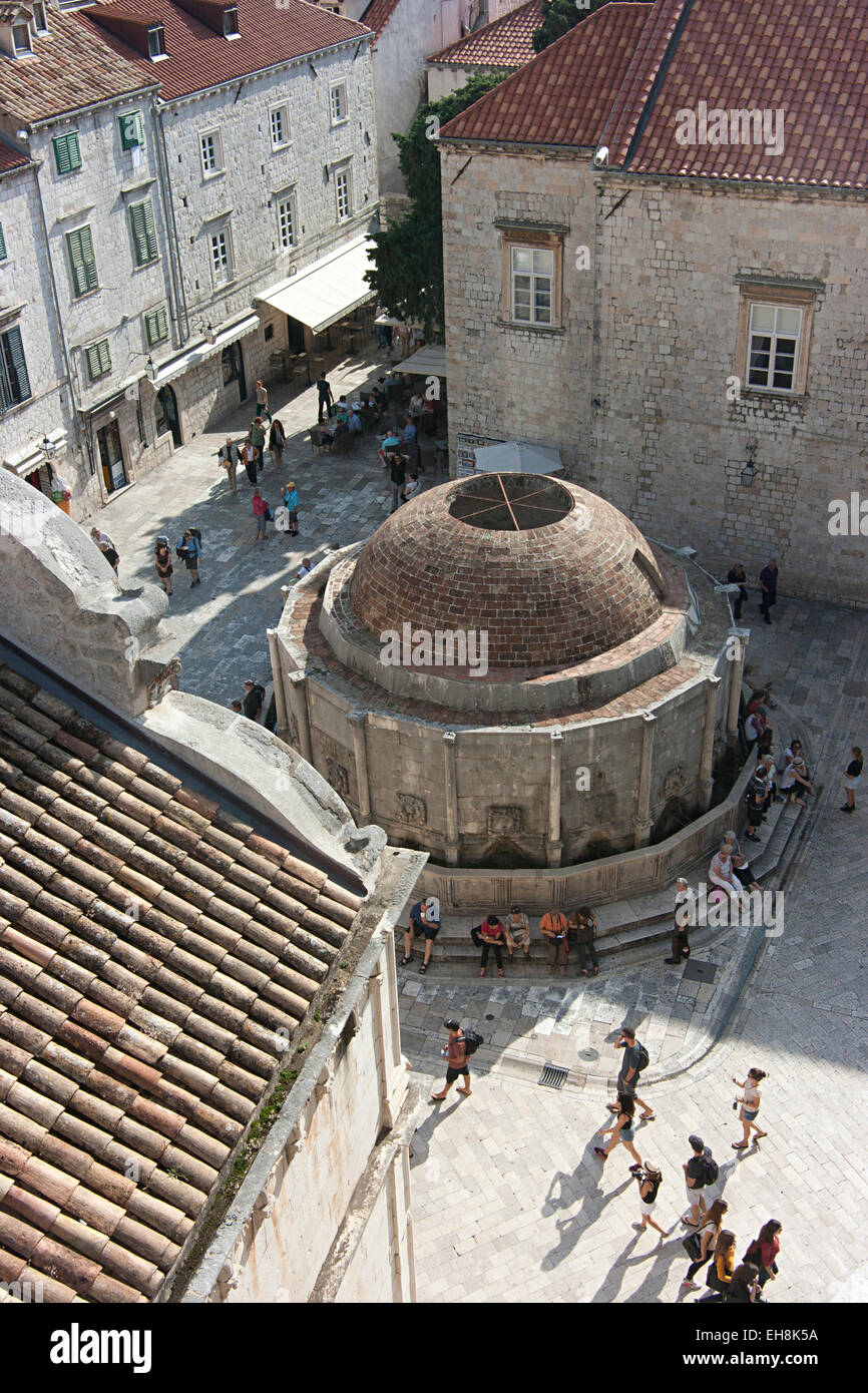 Vista dalle mura antiche della città di Onuphrius' Fontana, Dubrovnik, Croazia Foto Stock