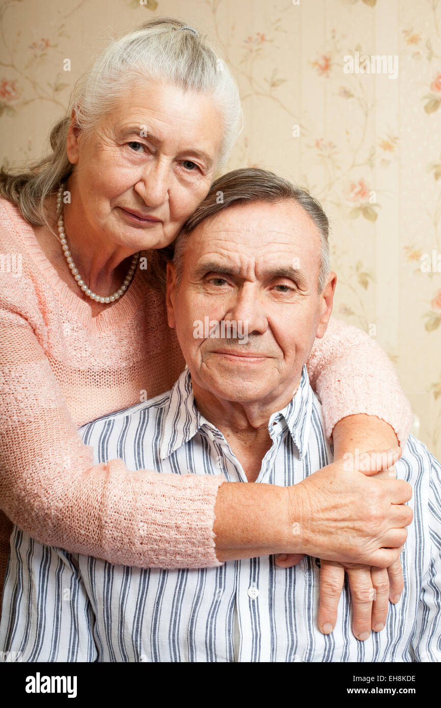 Ritratto di sorridente coppia di anziani anziani tenendo le mani. Senior uomo, donna. Foto Stock
