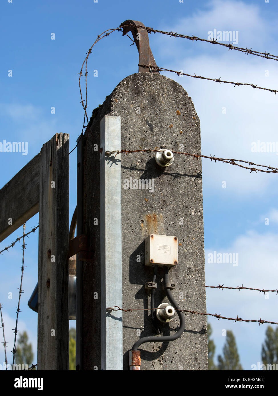Campo di Concentramento di Dachau, Germania, elettrico del filo spinato recinto di sicurezza Foto Stock