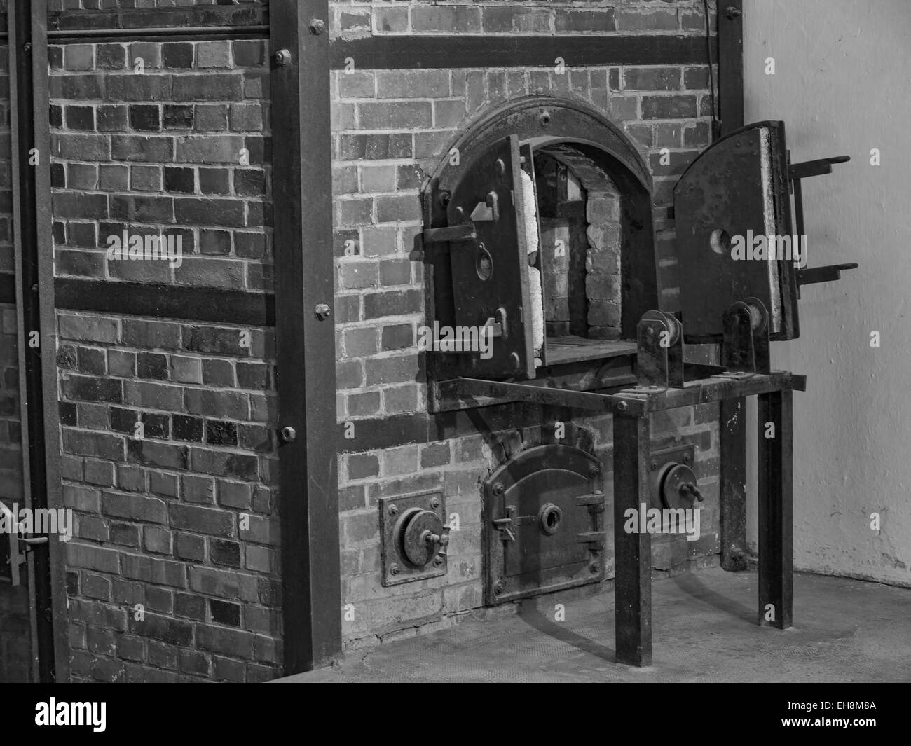 Campo di Concentramento di Dachau, Germania, forno crematorio in bianco e nero Foto Stock