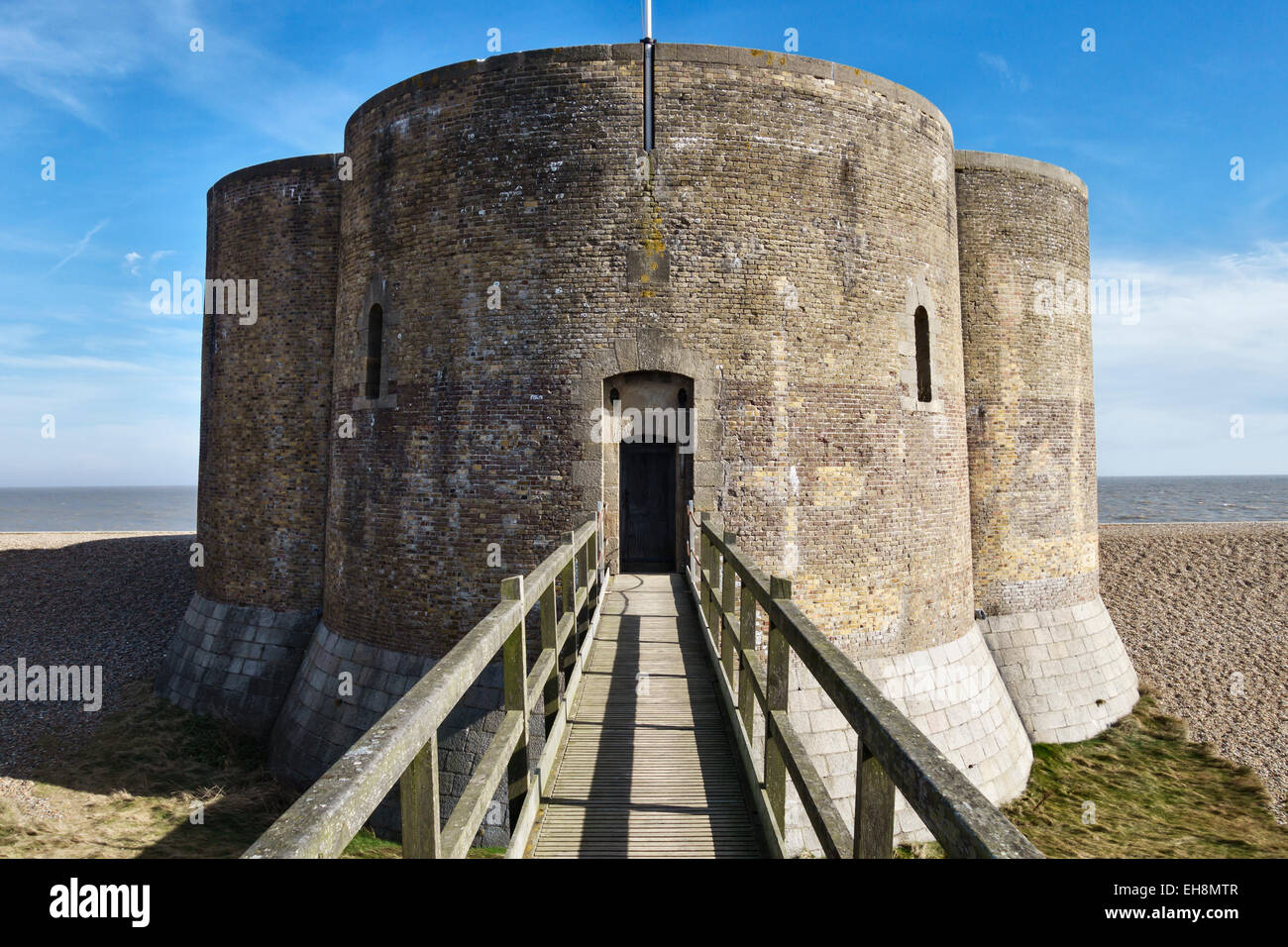 Aldeburgh, Suffolk, Regno Unito. Il quatrefoil Martello Tower (c. 1810) contiene ora appartamenti in affitto da Landmark Trust Foto Stock