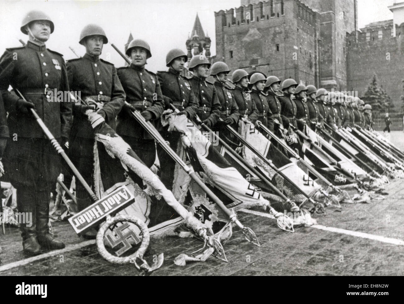 Mosca Victory Parade 24 Giugno 1945. I soldati sovietici con catturati colori nazista. Foto Stock