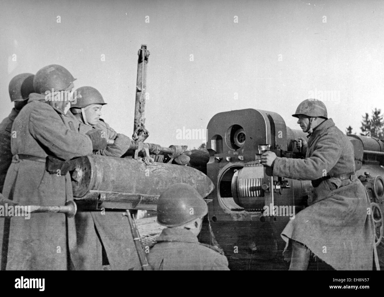 Sovietica unità di artiglieria caricamento pistola non identificato circa 1943 Foto Stock