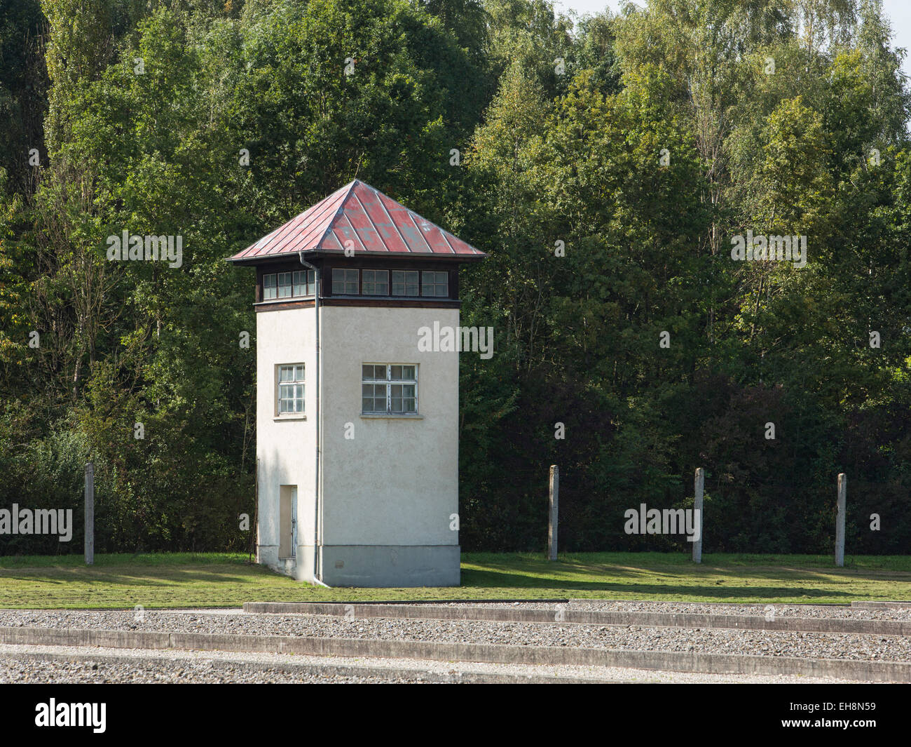 Monaco di Baviera Germania Campo di Concentramento di Dachau torre di guardia e la recinzione Foto Stock