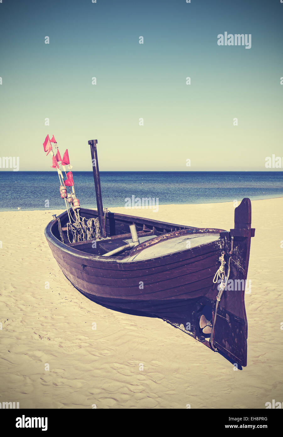 Retrò immagine filtrata della barca da pesca sulla spiaggia. Foto Stock