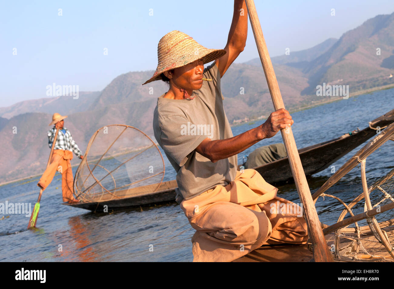 In prossimità dei due pescatori sul Lago Inle, Myanmar ( Birmania ), Asia Foto Stock