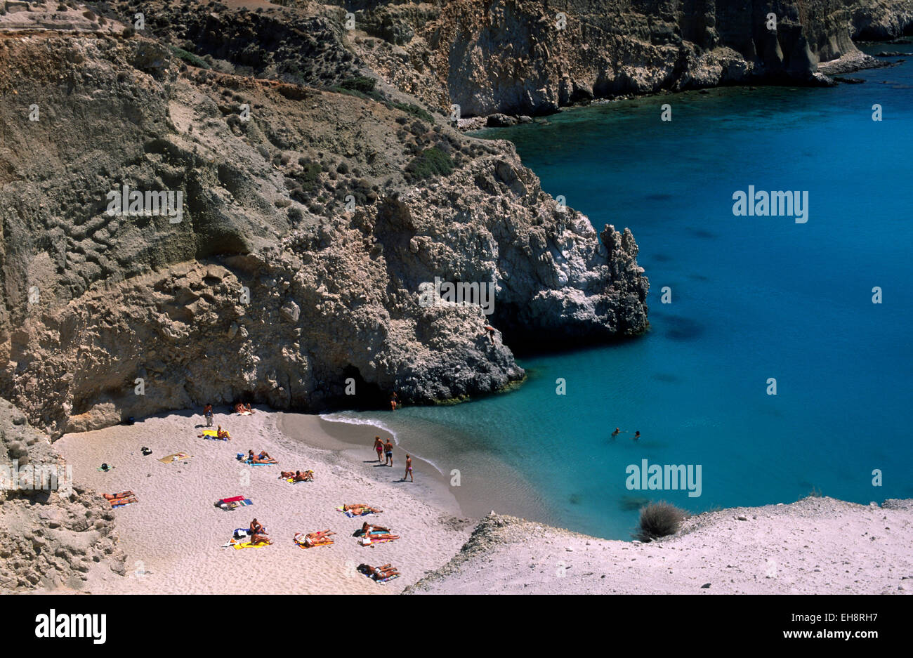 Grecia, Isole Cicladi, Milos, spiaggia di Tsigrado Foto Stock