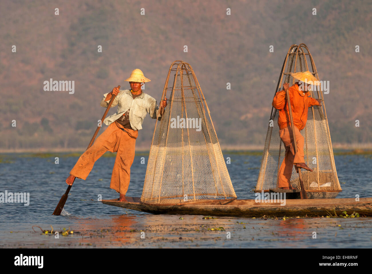 Due gambe pescatori di canottaggio, pesca Lago Inle, Myanmar ( Birmania ), Asia Foto Stock