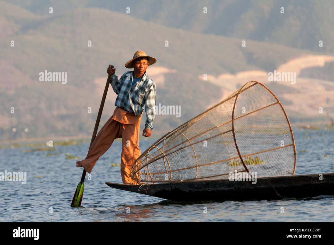 Gamba pescatore a remi con conformata a cono net; Lago Inle, Myanmar ( Birmania ), Asia Foto Stock