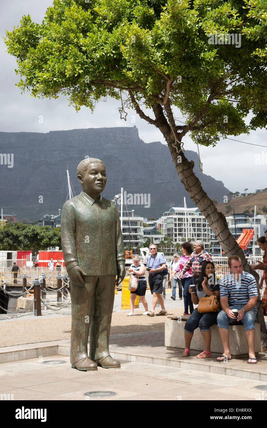 Nelson Mandela statua sulla piazza Nobel al V & A Waterfront Cape Town Sudafrica Foto Stock