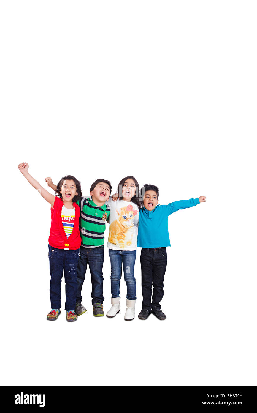 4 bambini indiani amici in piedi gridando fun Foto Stock