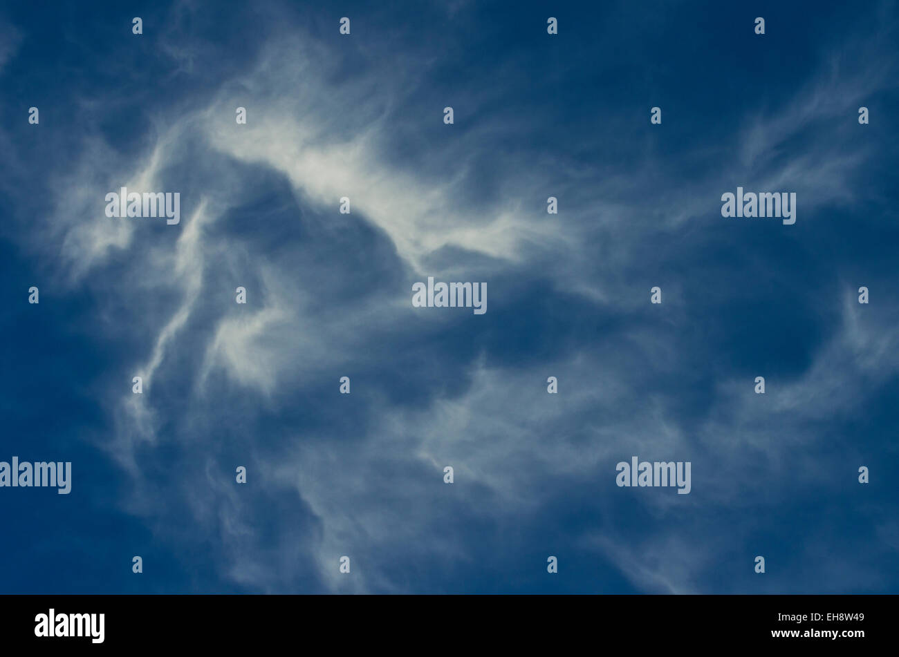 Strane forme cloud durante il giorno. Foto Stock