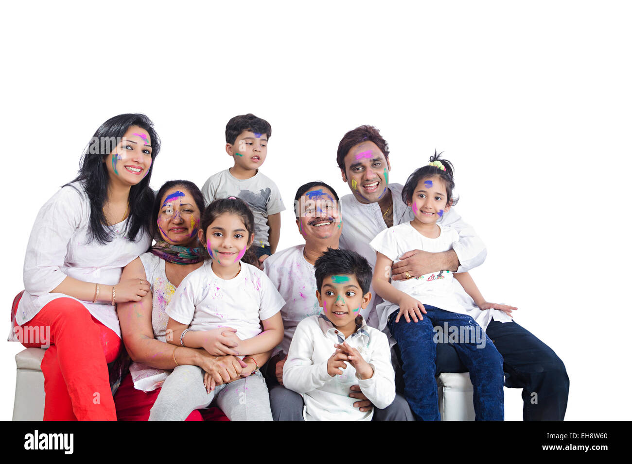 Gruppo indiano folle grand genitori famiglia comune holi Festival divano Foto Stock