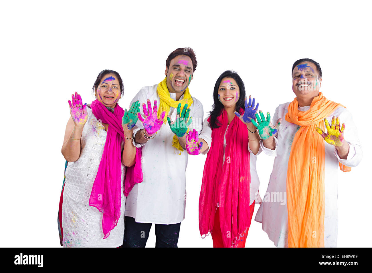4 adulti indiano figlio di genitori e Daughter-In-legge Holi festival che mostra a mano Foto Stock