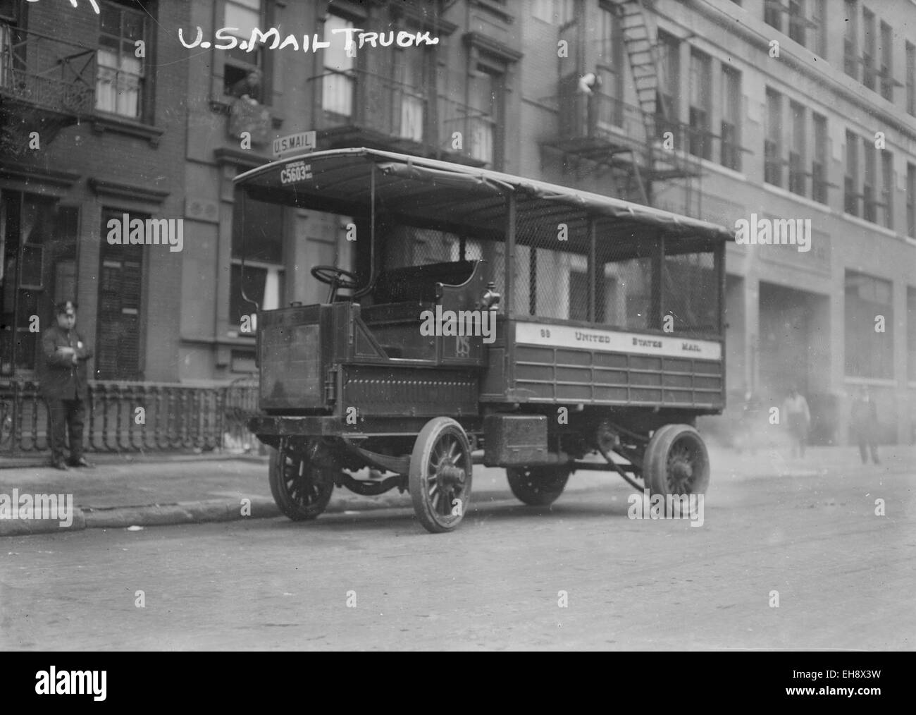 Un veicolo USPS circa 1910-1915. I fornitori del servizio universale ha annunciato che andrà a sostituire il suo invecchiamento della flotta di Grumman a lunga durata i carrelli del veicolo in un acquisto vale la pena di $6,3 miliardi. Il servizio di posta elettronica ha invitato i produttori a presentare proposte per la sostituzione dei veicoli. La flotta attuale è di trenta anni. (Biblioteca del Congresso) Foto Stock