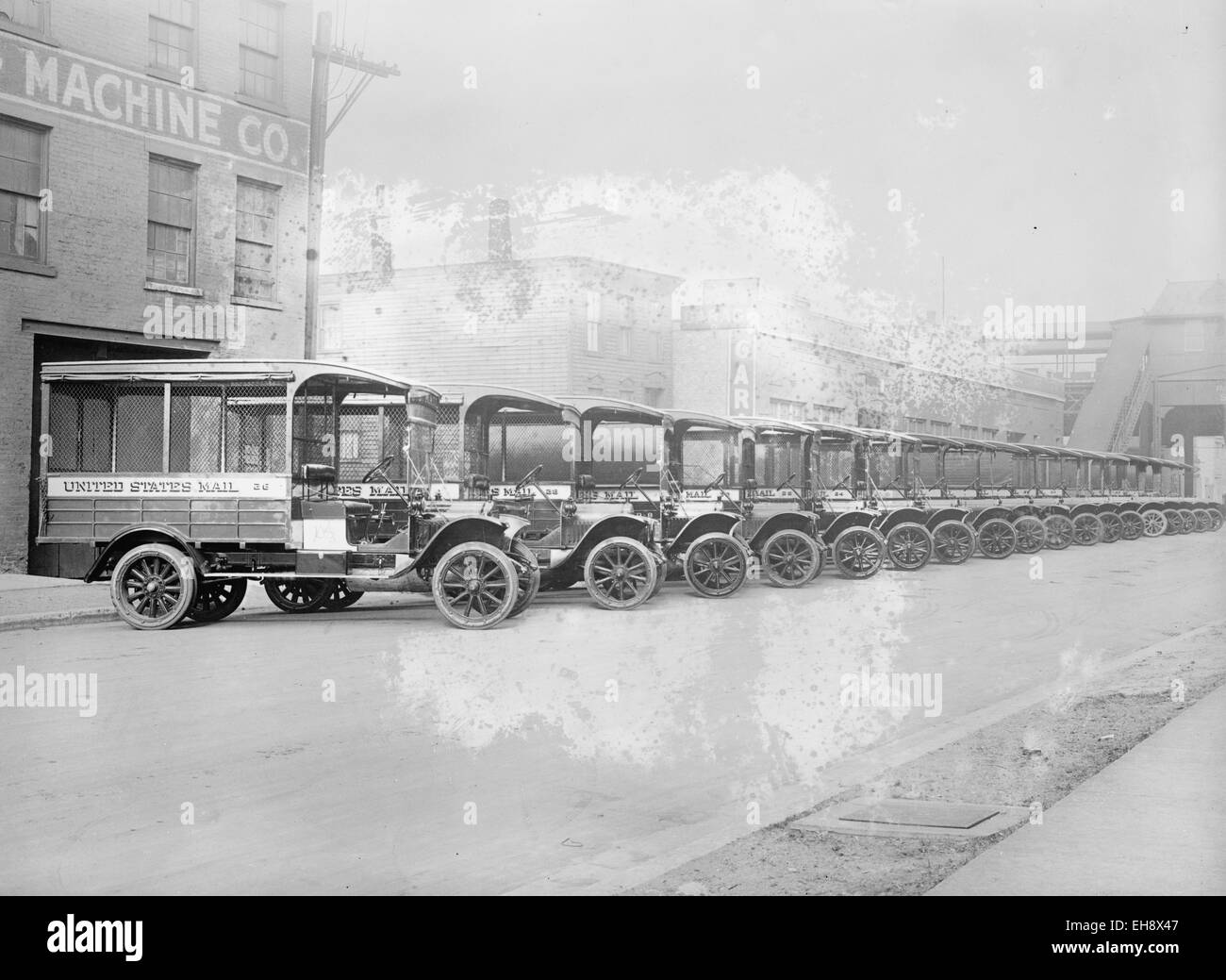Veicoli USPS circa 1909-1940. I fornitori del servizio universale ha annunciato che andrà a sostituire il suo invecchiamento della flotta di Grumman a lunga durata i carrelli del veicolo in un acquisto vale la pena di $6,3 miliardi. Il servizio di posta elettronica ha invitato i produttori a presentare proposte per la sostituzione dei veicoli. La flotta attuale è di trenta anni. (Biblioteca del Congresso) Foto Stock