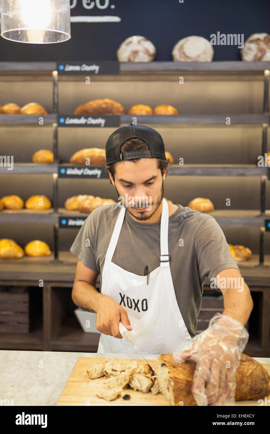 Fornitore per affettare il pane al Crazy buon pane Company, Santa Barbara il Mercato Pubblico, Santa Barbara, California Foto Stock