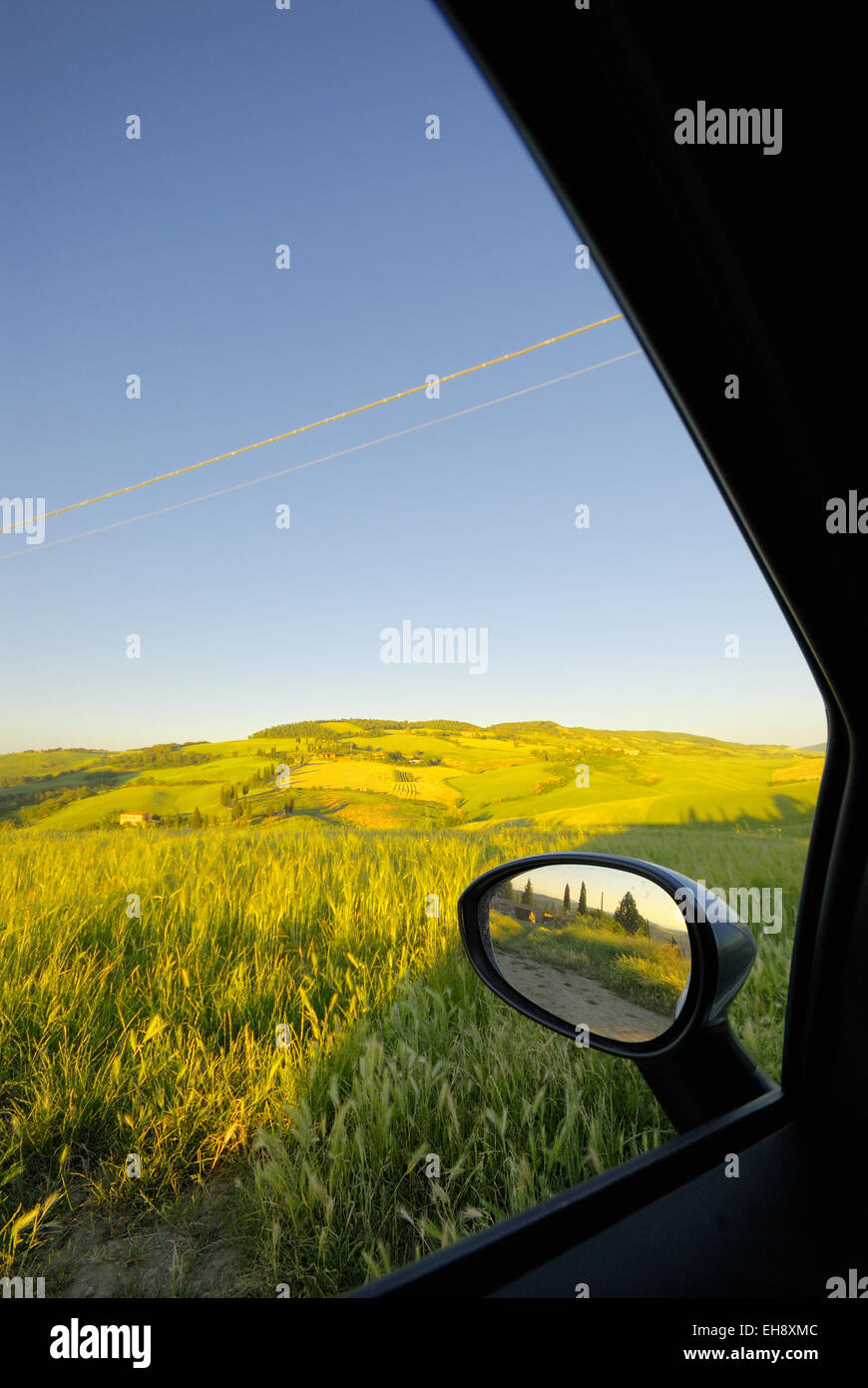 Vista posteriore specchio riflettendo tipico paesaggio della Val d'Orcia, Toscana, Italia Foto Stock