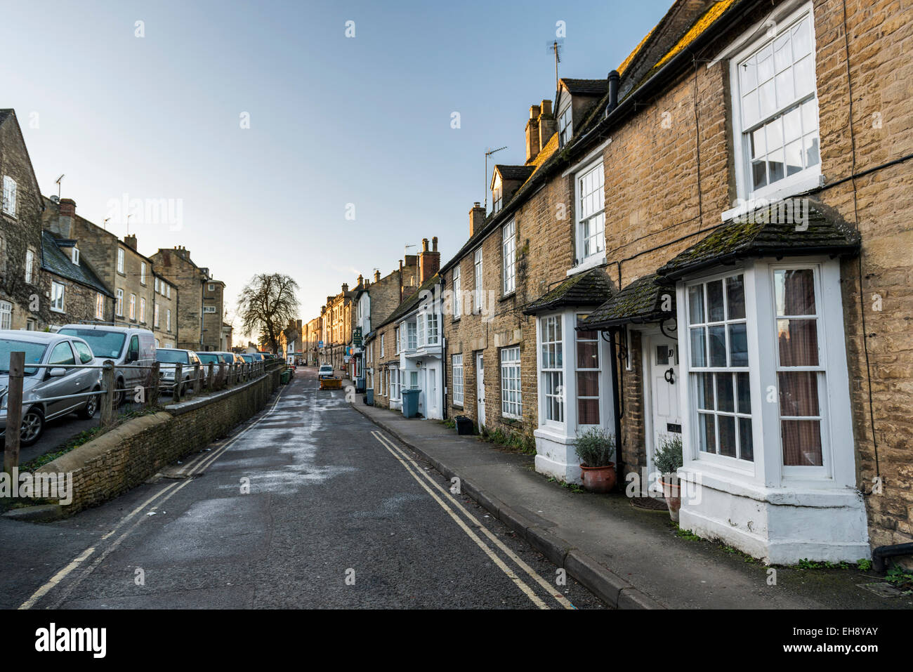 Le strade strette e case a schiera di Chipping Norton, una storica città mercato di Cotswolds, Oxfordshire Foto Stock