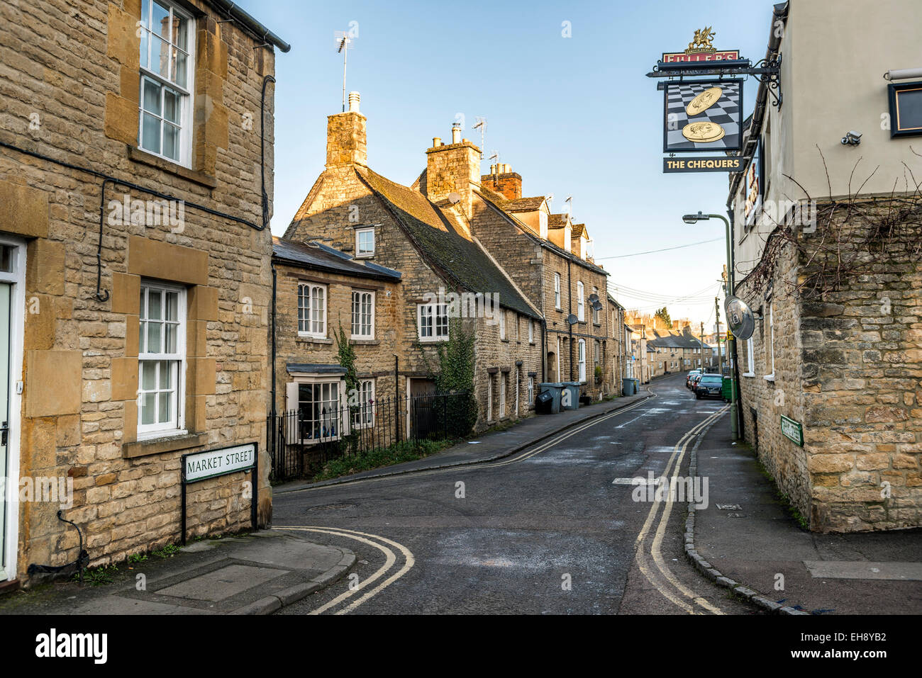 Le strade strette e case a schiera di Chipping Norton, una storica città mercato di Cotswolds, Oxfordshire Foto Stock
