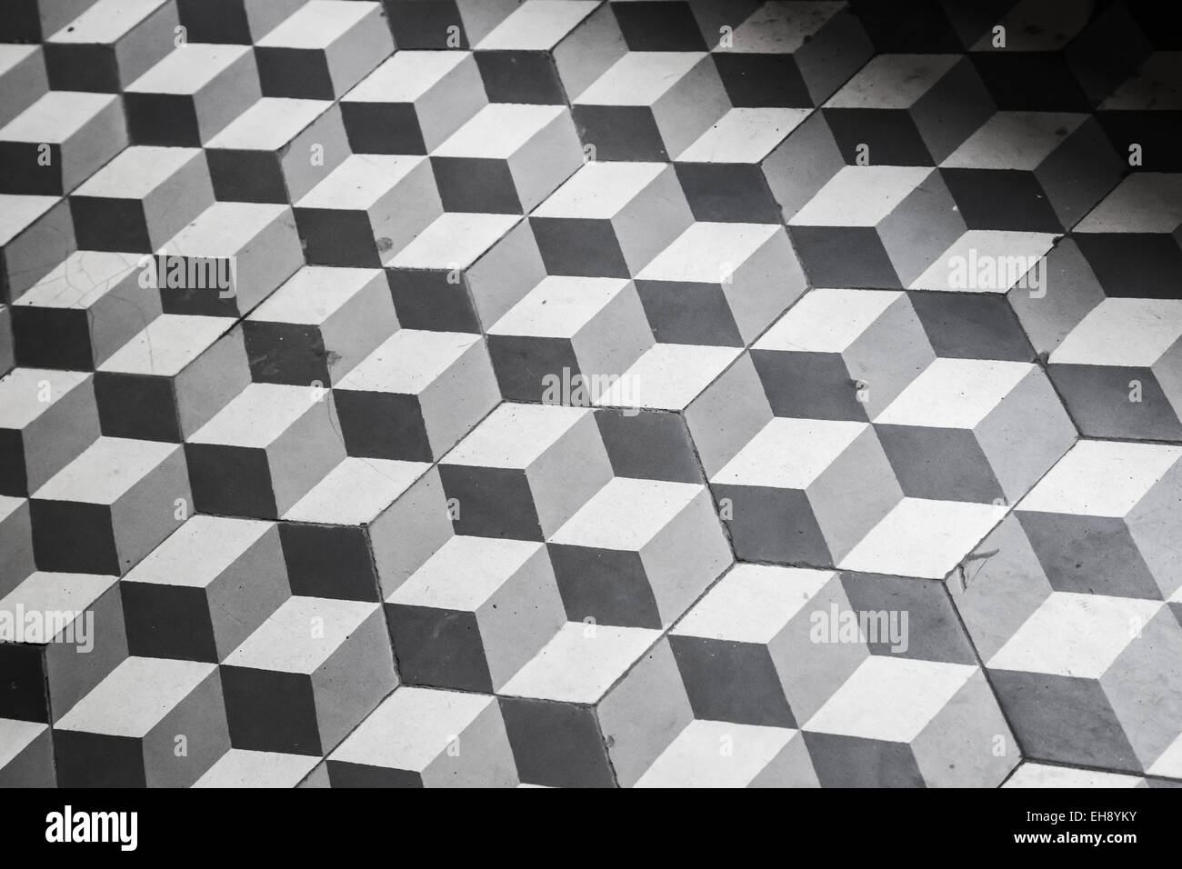 Vecchio nero e piastrelle bianche sul pavimento, modello di cubi, uno stile rétro Foto Stock