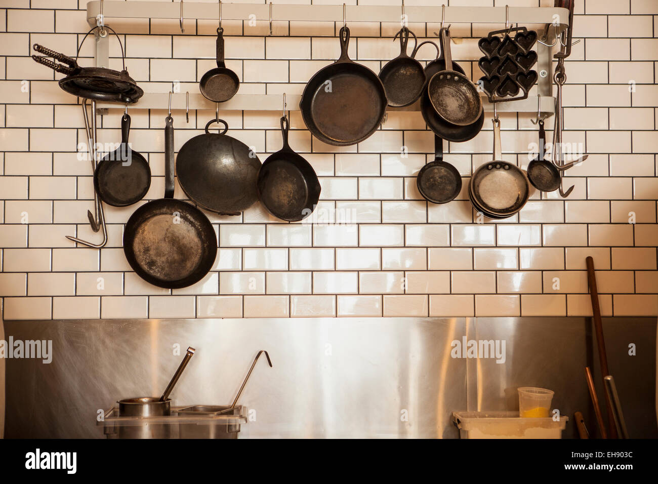 Ghisa padelle appesi in cucina, industriale mangia Ristorante, Buellton, California Foto Stock