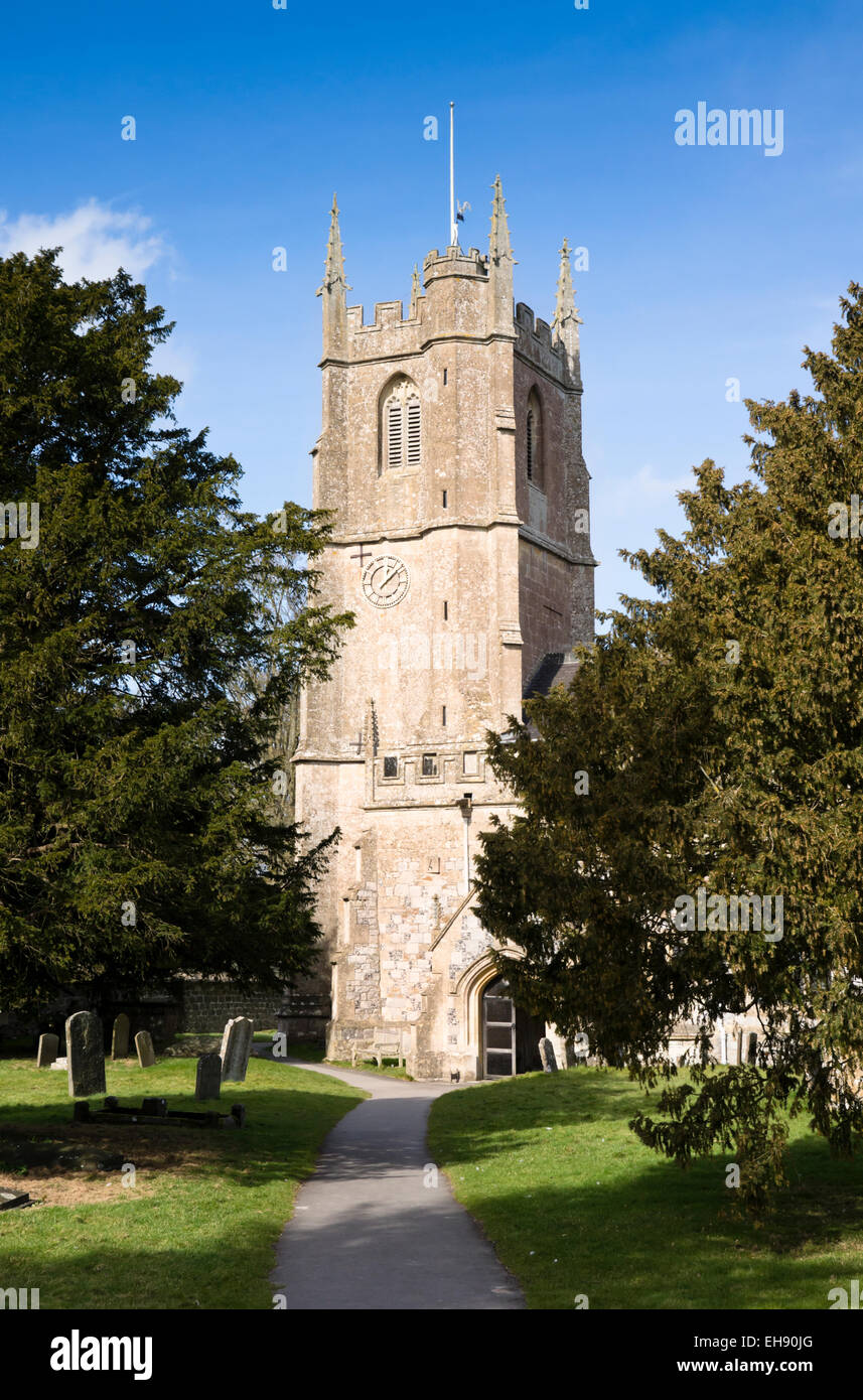 Avebury Wiltshire, Inghilterra un cerchio di pietra comprende questo piccolo villaggio Wiltshire St James la chiesa parrocchiale. Foto Stock