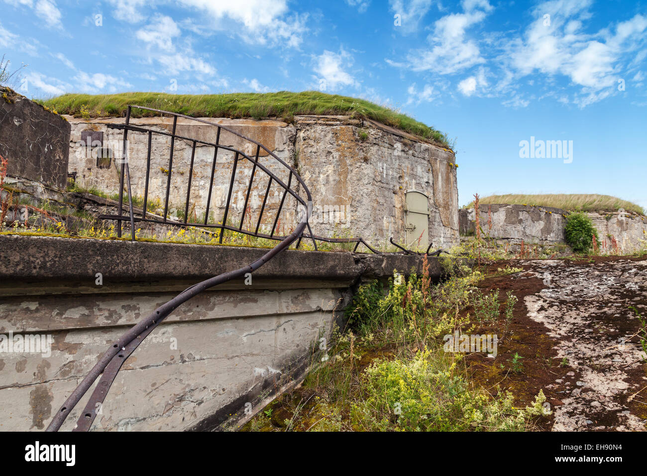 Vecchio abbandonato bunker di cemento armato dal periodo della seconda guerra mondiale. Totleben fort isola nei pressi di San Pietroburgo, il Golfo di Finlandia e Russia Foto Stock