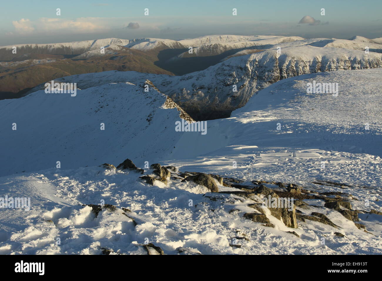 Helvellyn inverno estensione bordo dal vertice Helvellyn, neve su Helvellyn Foto Stock