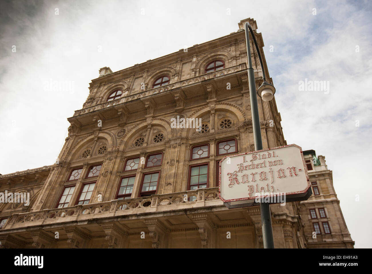 Herbert von Karajan plaza segno di fronte all'Opera di Stato di Vienna Foto Stock
