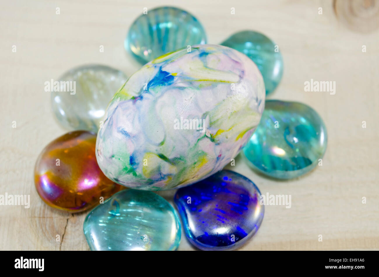Dipinto a mano uovo su perle colorate su di un tavolo di legno Foto Stock