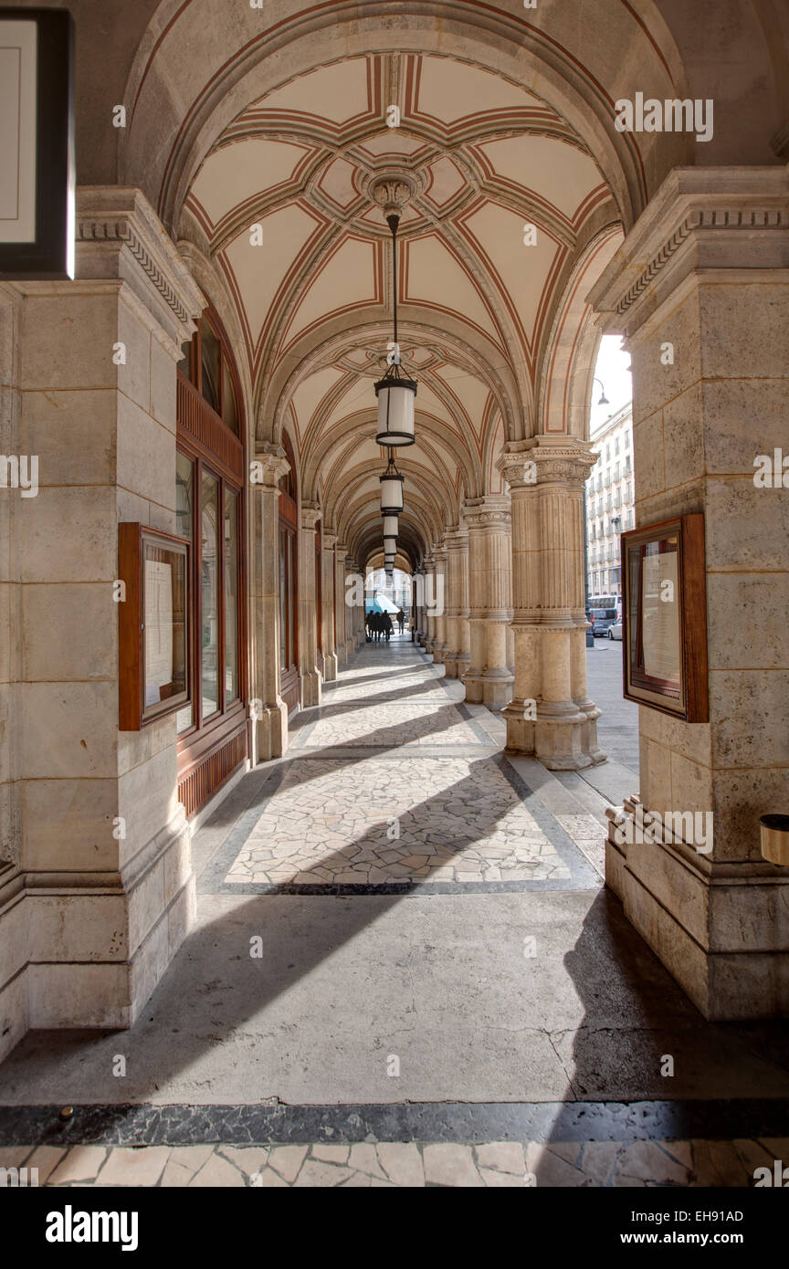 Passaggio dell'Opera di Stato di Vienna in bella luce Foto Stock
