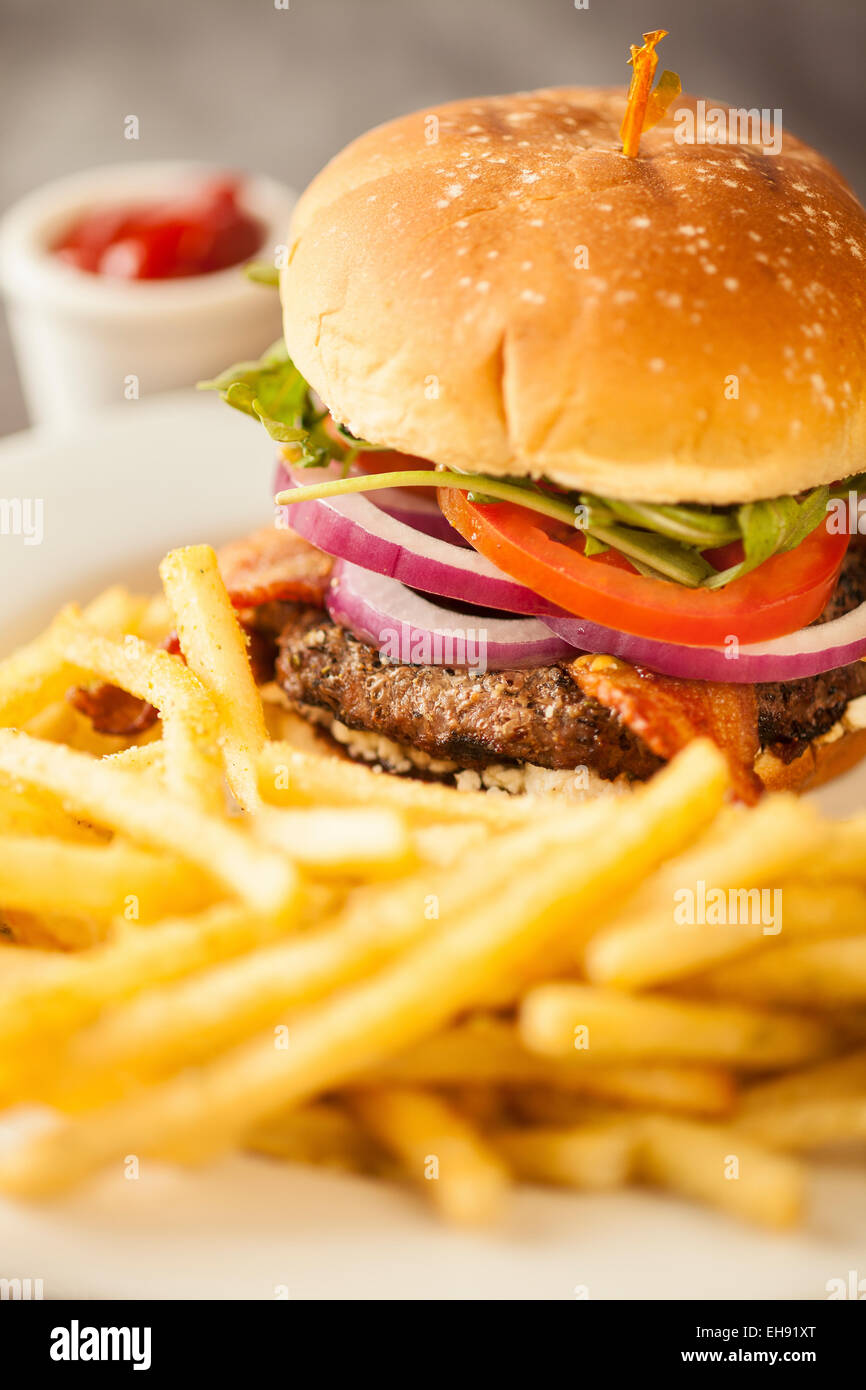 La figura 'n' gustosa burger, alla brace Wagyu Califoria polpetta di carne di manzo e rabboccato con Applewood Bacon, Formaggio di capra, casa fatta Fig Confettura di cipolle Foto Stock