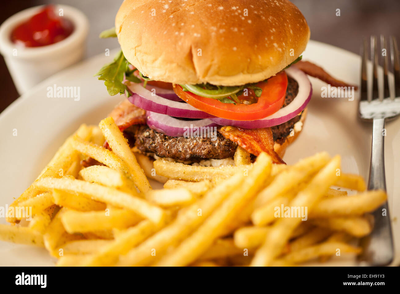 La figura 'n' gustosa burger, alla brace Wagyu Califoria polpetta di carne di manzo e rabboccato con Applewood Bacon, Formaggio di capra, casa fatta Fig Confettura di cipolle Foto Stock