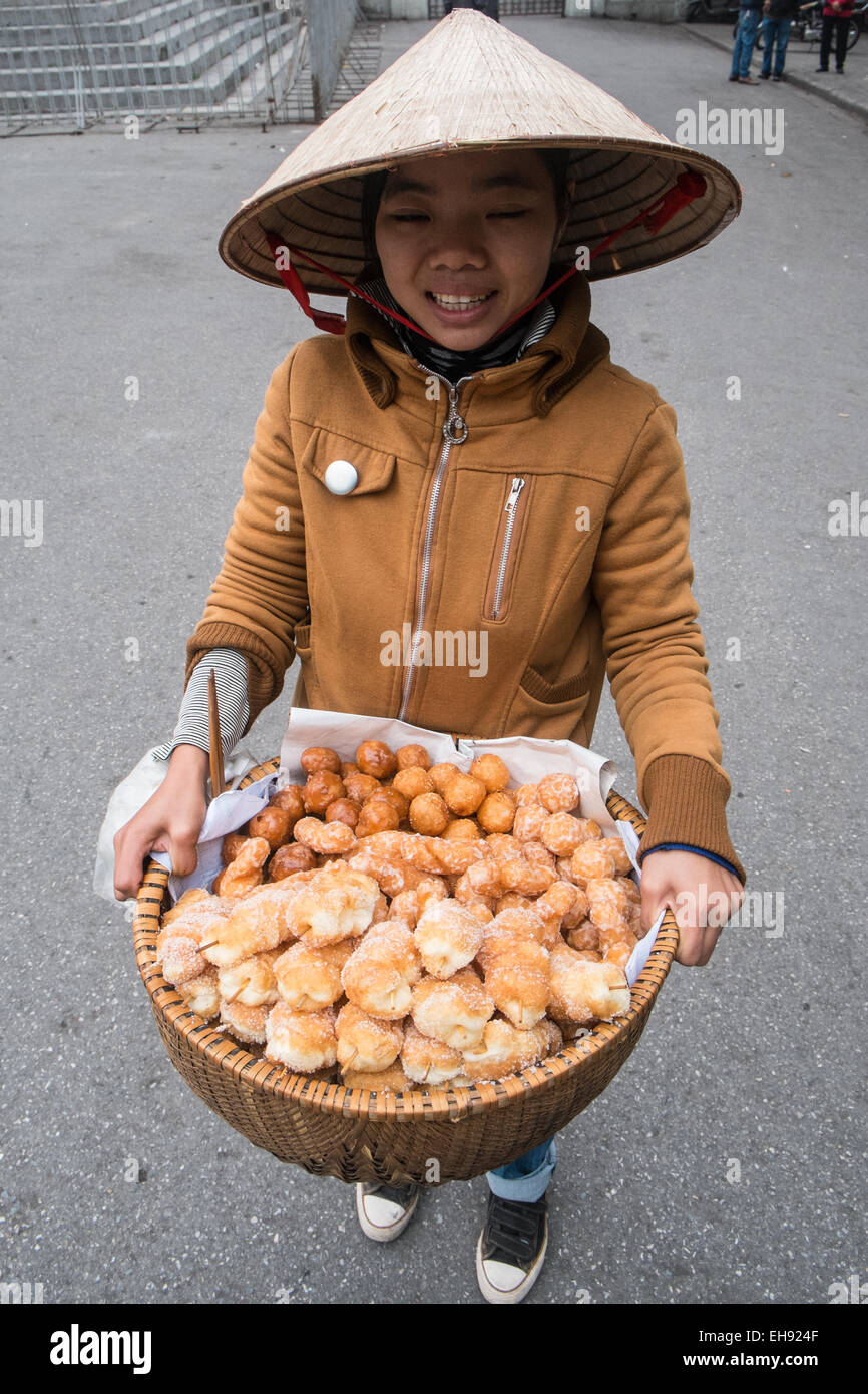 Cappello conico che indossa la ragazza la vendita di pane,dolci fritti  riempiti con formaggio di soia in Ha Noi,Hanoi, Vietnam Foto stock - Alamy
