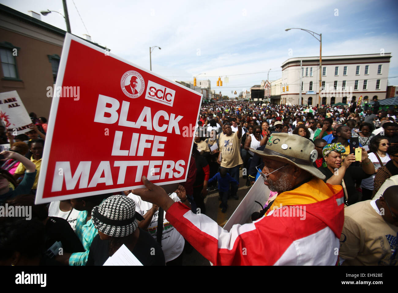 Selma, ALABAMA, Stati Uniti d'America. 8 Mar, 2015. Nathan Knight con la Southern Christian Leadership Conference può contenere fino a firmare durante le attività di commemorazione del cinquantesimo anniversario della Bloody Sunday incrocio di Edmund Pettus Bridge in Selma, Alabama, Stati Uniti, il 08 marzo 2015. © Dan Anderson/ZUMA filo/Alamy Live News Foto Stock
