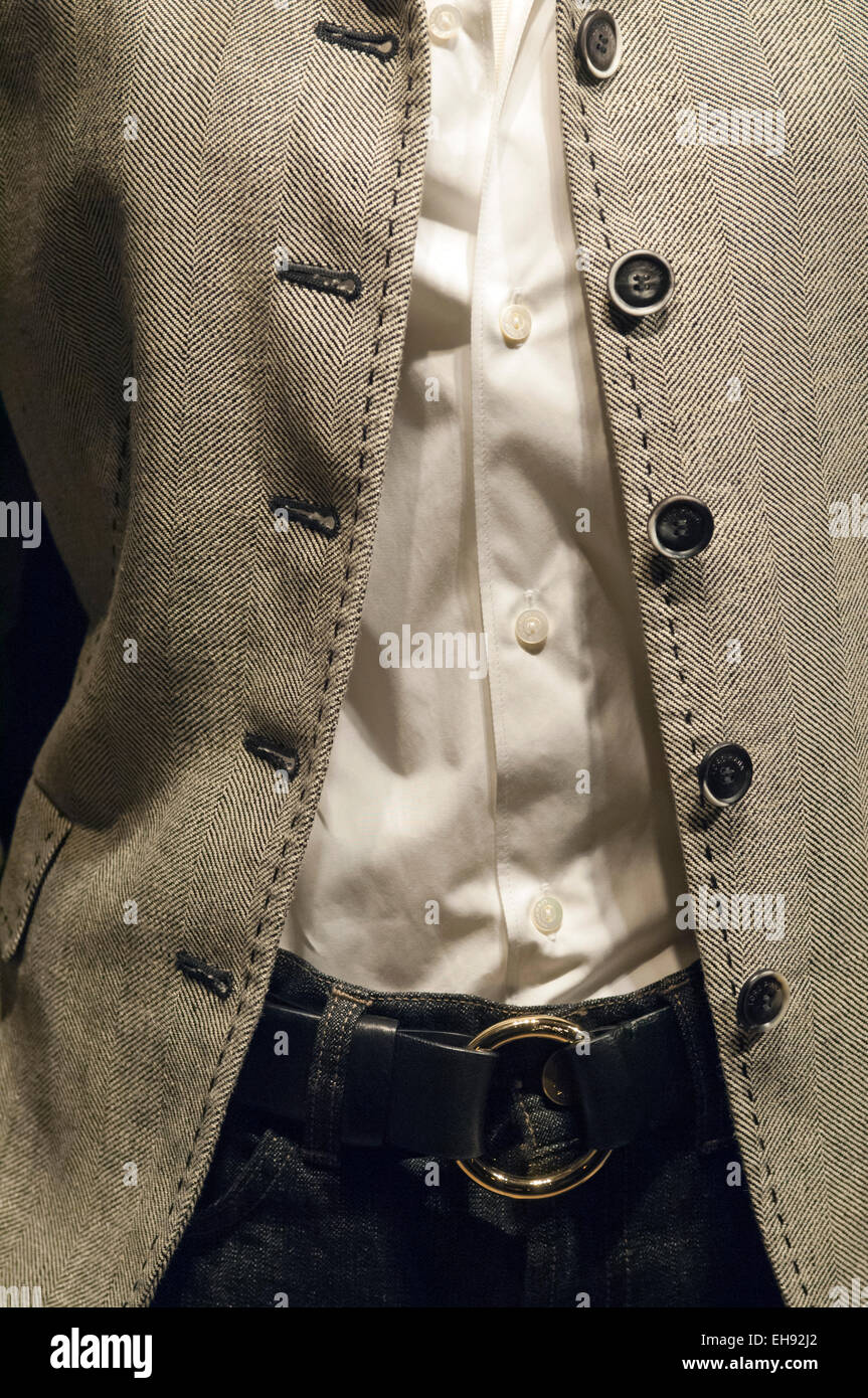 Manichino indossa una giacca grigia, camicia bianca e jeans blu con una  cintura nera Foto stock - Alamy