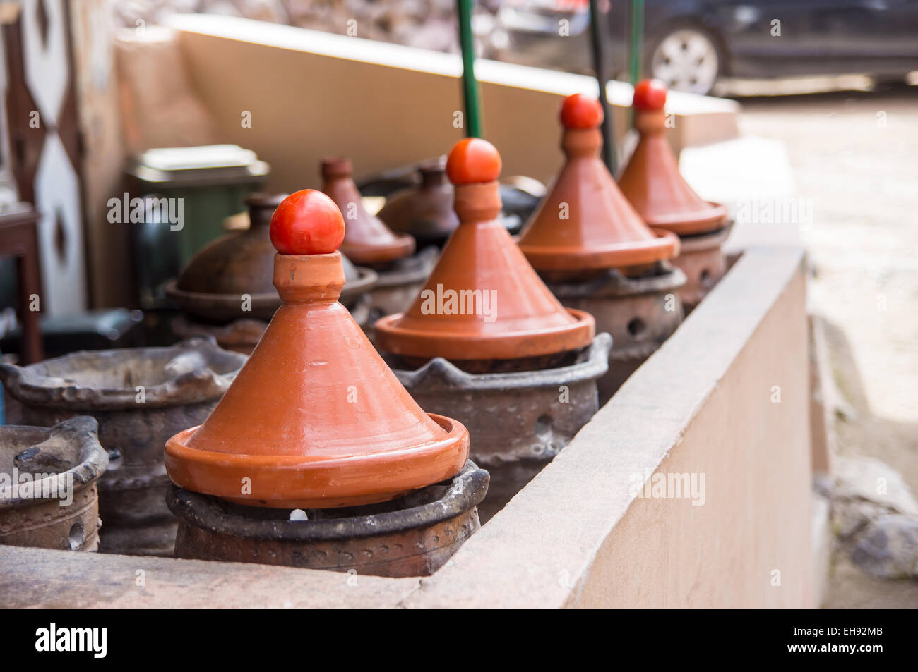 Tagine marocchino cucinando fuori Foto Stock