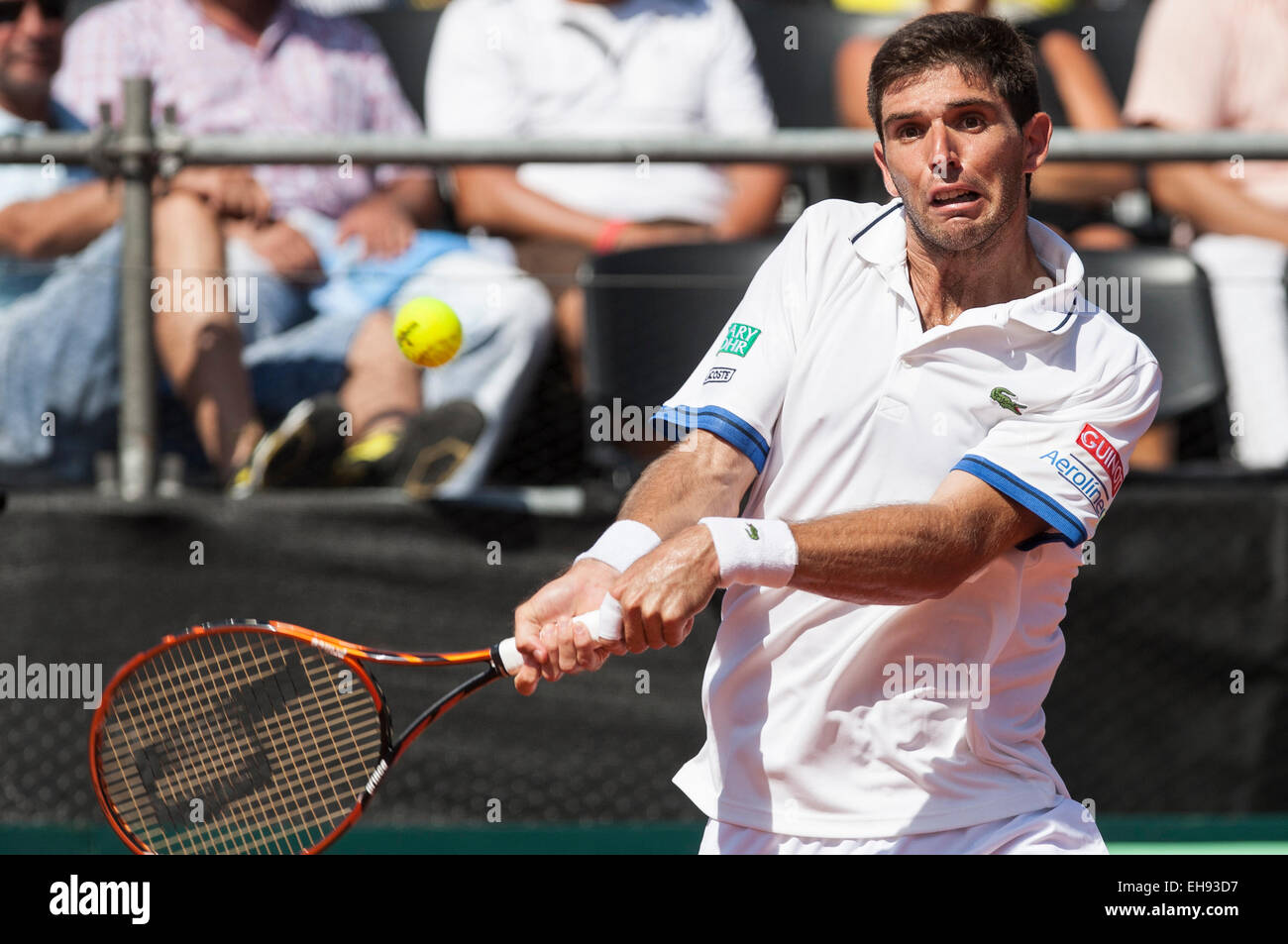 Villa Martelli, Argentina. 9 Mar, 2015. Argentina del Federico Delbonis restituisce la palla a Thomaz Bellucci del Brasile durante la prima partita di Coppa Davis in Villa Martelli, vicino a Buenos Aires, capitale dell'Argentina, 9 marzo 2015. Credito: Martin Zabala/Xinhua/Alamy Live News Foto Stock