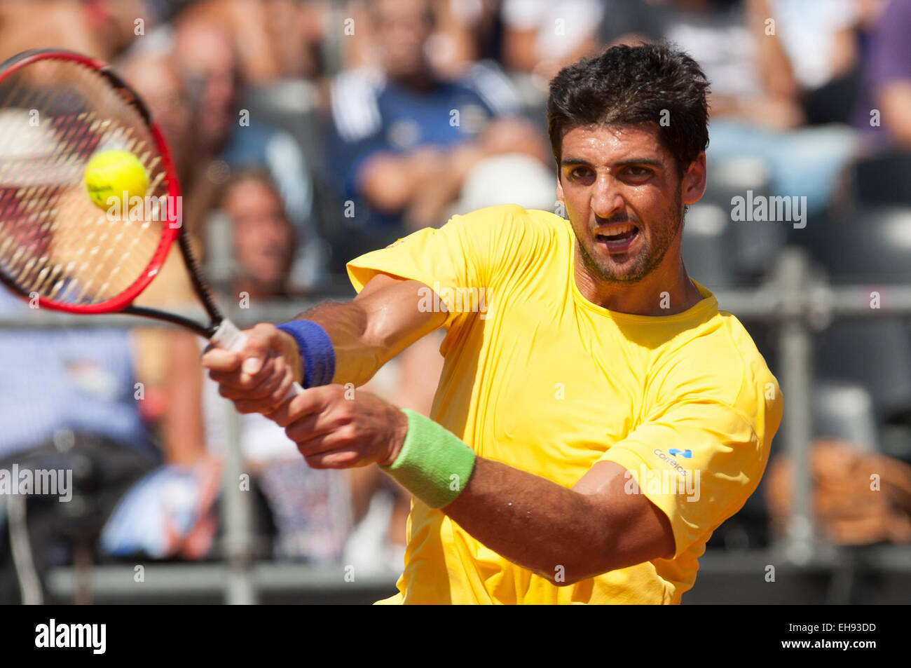 Villa Martelli, Argentina. 9 Mar, 2015. Brasile Thomaz Bellucci restituisce la palla a Federico Delbonis di Argentina durante l'incontro di primo turno di Coppa Davis in Villa Martelli, vicino a Buenos Aires, capitale dell'Argentina, 9 marzo 2015. Credito: Martin Zabala/Xinhua/Alamy Live News Foto Stock