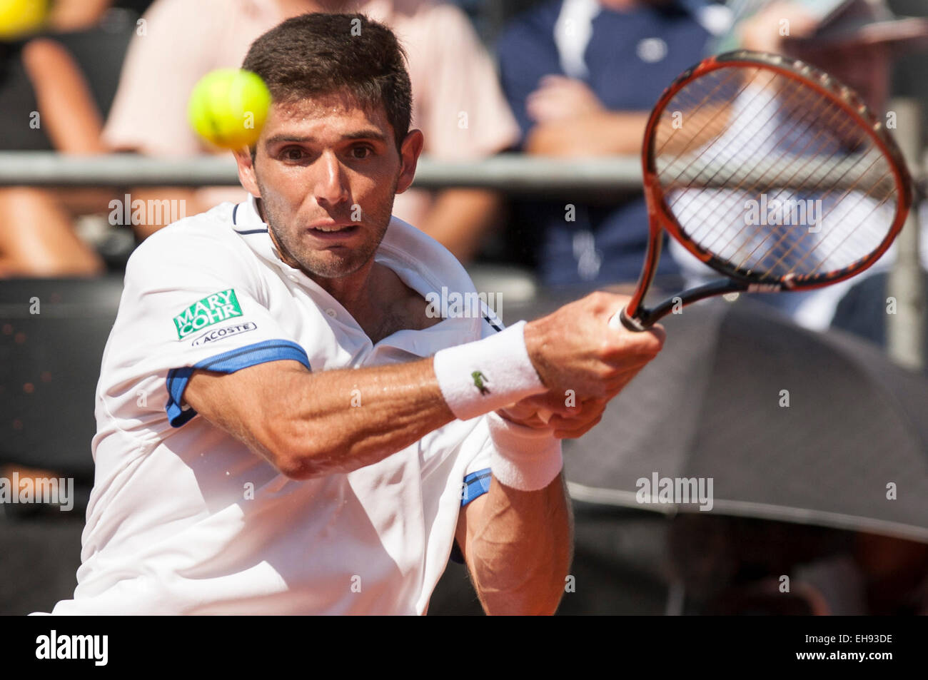 Villa Martelli, Argentina. 9 Mar, 2015. Argentina del Federico Delbonis restituisce la palla a Thomaz Bellucci del Brasile durante la prima partita di Coppa Davis in Villa Martelli, vicino a Buenos Aires, capitale dell'Argentina, 9 marzo 2015. Credito: Martin Zabala/Xinhua/Alamy Live News Foto Stock